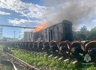 В Энгельсе вагон с алкидными смолами потушили пенной атакой 